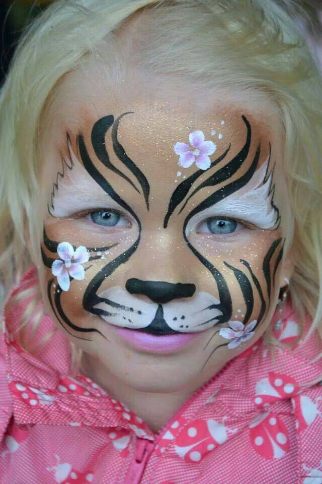 На лице нарисовать кошку у ребенка