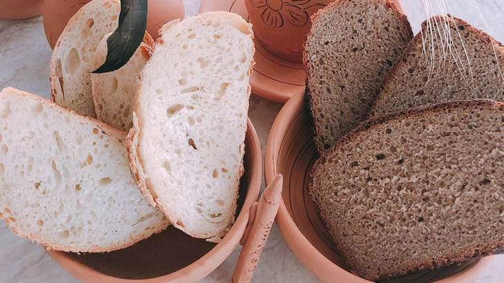 Можно ли кормить собаку хлебом: полезные свойства, чем он вреден для питомца, можно ли давать белый, черный, ржаной хлеб или сухари