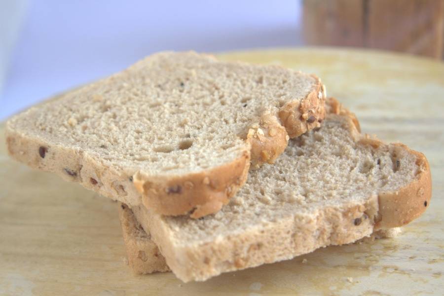 Стоит ли кормить собаку черным, белых хлебом или сухарями: что нужно знать о хлебе